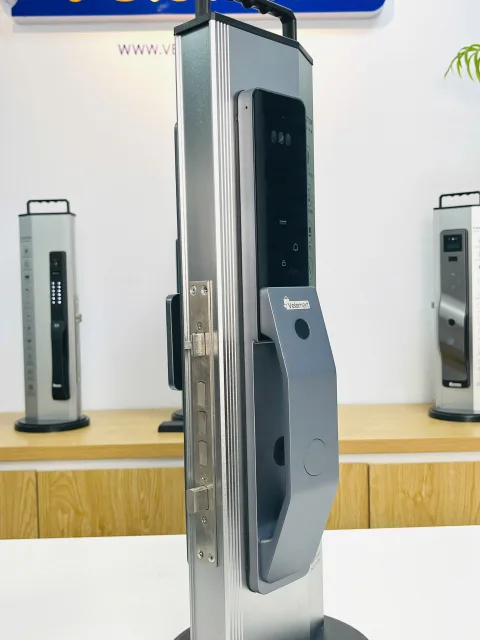 Sản phẩm khóa cửa thông minh chính hãng, đóng gói cẩn thận trước khi giao