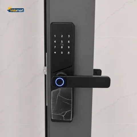 Lắp đặt khóa cửa thông minh thực tế — đội ngũ kỹ thuật Velamart